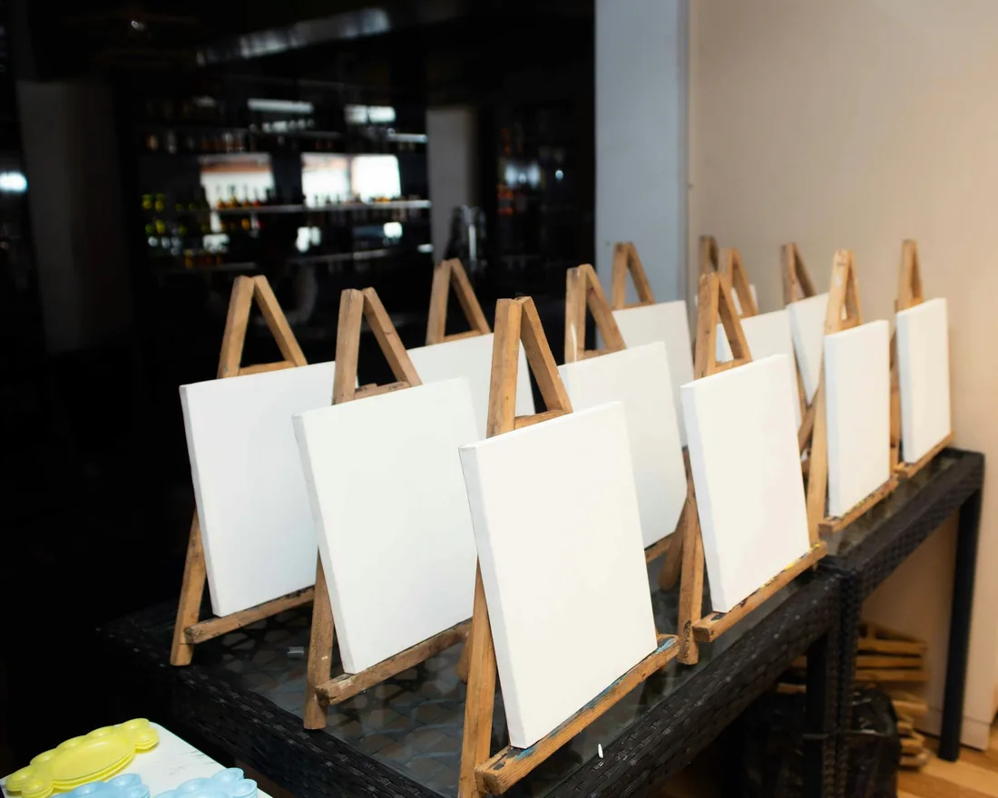 Lienzos en blanco montados sobre caballetes de madera en el interior de un taller de pintura